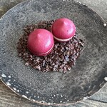 レヴォ - ビーツの鮮やかな色、鶏レバーを挟んで。