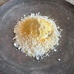 レヴォ - あんぽ柿が丸ごと一個入ります。スクレサレ。
      マスカルポーネのクリーム・リコッタチーズ、柚子パウダーを振りかけて。中にはねっとりクリームのようなあんぽ柿が。