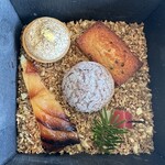 レヴォ - 小菓子。黒い小箱に。エゴマのフィナンシェ・ミルクとフランボワーズの生キャラメル・桑茶のシューアイス・りんごのタルト・プラリネのタルト生地に加賀棒茶クリーム。自家製グラノーラを敷き詰めて。