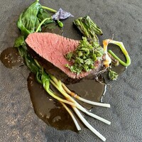 レヴォ - 専属漁師が近くの山で射止めた熊を熟成後、薪で炙って。
                    これは股肉。ソースはくまや鹿、猪から。牛蒡のピューレ、片栗、野蒜、行者にんにく、花山椒を添えて。野趣が溢れます。
