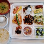 太平洋フェリー いしかり - 朝食は和食を選びました。納豆やめかぶが嬉しい。パンやグラノーラなどもありました。