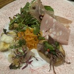 Trattoria Hosokawa - シェフおまかせ前菜盛り合わせとサラダ
