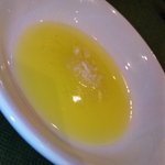 OSTERIA Baccano - オリーブオイル　粉チーズも入ってました