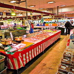 Kakujougyorui - 店内には新鮮な魚介類の他に、海鮮の加工品などのお土産も。