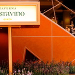 Taverna GUSTAVINO - 小さい看板のオレンジ色の壁の階段を下りると当店がございます。