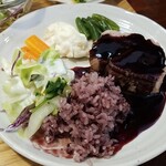 キッチン ブルー グローブ - 再びご飯、サラダを乗せて