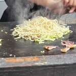 Ganso Modan Yaki Bunchan - 自家製麺 Σ( °o°) すごーーーい
                        
                        白色の中太麺がのせられて、薄口ソースがジュワーー