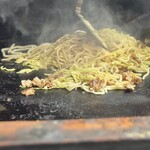 Ganso Modan Yaki Bunchan - こちらのお店は、しっかりと「そばを焼いていく」
                        
                        同じ「(洋食焼き)モダン」でも焼き方違って面白い！