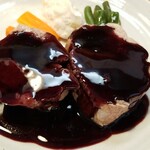 キッチン ブルー グローブ - 溢れんばかりの、赤ワイン仕立てスパイス醤油ソース