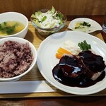 キッチン ブルー グローブ - 三元豚肩ロースポシェ　赤ワイン仕立てスパイス醤油ソース