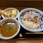 Udon Koubou Tenkuu - 冷やしざるカレーうどん￥950プラス￥250天ぷら三点盛り