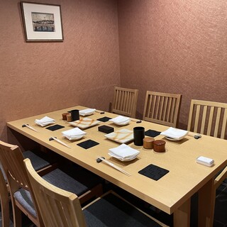 6名様までご利用可能な個室を完備。ゆったりと寛げるプライベートな空間です。