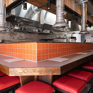 お一人様はもちろん、お仲間同士でもワイワイ過ごせる空間