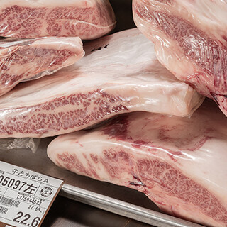 選りすぐりのブランド牛や銘柄豚を、七輪で焼き上げて楽しむ