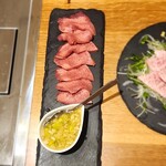 肉と米 焼肉えびす - 薄すぎず 厚過ぎない 絶妙な厚みの タン （厚いのが好きな人は ぶ厚めのタンもある）