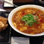 樓外樓 - 平日は何と揚げ餃子の着くサービスのスーラー麺。