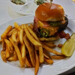 Old Ebbitt Grill - 料理写真:メインのベーコン・ハラペーニョ・ピメントチーズバーガー。ピリ辛チーズが大変美味。