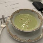 242813256 - 最初のスープはグリーンピースを使った冷たいサンジェルマンスープのクルトン添え。