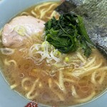 横浜ラーメン 町田家 - 豚骨旨みと鶏油のマリアージュスープ