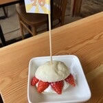 ea cafe - 20周年記念サービスのイチゴサンド