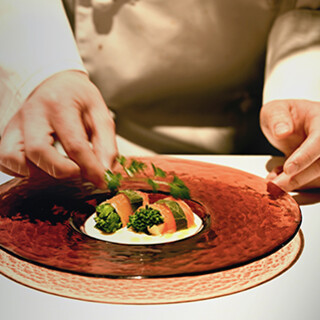 紫原オーナーシェフ独自のフュージョンスタイルが織りなす逸品