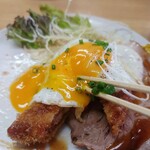 かし亀 - 黄身を割りカツに合わせ喰らう