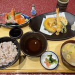 五穀 - 天ぷら盛合せと刺身定食
