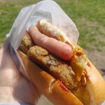 今屋のハンバーガー - [2024年4月　訪問]ミックスエッグ 450円。ハンバーグとパンの上部がサクッとしてます。ケチャップとマスタードのシンプル仕上げなのでボリュームがあるのにペロッと食べられます。