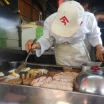 今屋のハンバーガー - [2024年4月　訪問]ハンバーガーをオーブンに入れている間に具材の調理もこなす、スーパーおじいちゃん。