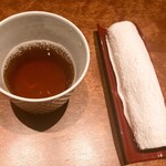 Yakitori Nonotori Genchou - 温かいお茶とおしぼり