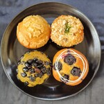 マハロマフィン - プレーン、きのことベーコンのパルメザンチーズ、抹茶かのこ、ブルーベリークリームチーズ