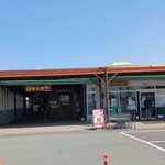 道の駅どまんなか たぬま - 道の駅南サイドの入口～ 右が産直､左は団子､鯛焼き等…