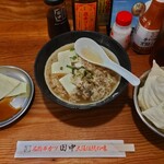 串カツ田中 - このねぇ、肉豆腐(写真中央)がとても美味しいのです。サイドにあるのはお通しで出てくるキャベツです。ちなみにキャベツはおかわり自由。