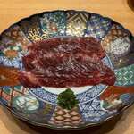 Sushi Takumi - 希少な鯨の尾の身、クセは無く肉のトロを想わせる美味しさ、海原雄山曰く”至高の刺身”