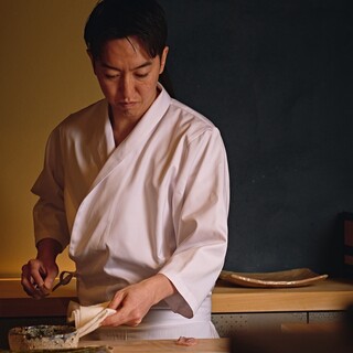 Fujiwara Shinnosuke. Carefully and delicately making Edomae Sushi