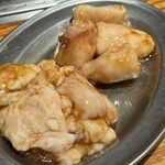 大衆 焼き肉ホルモン 大松 - テッチャン(手前)、マルチョウ(奥)