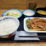 松屋 - ネギたっぷり牛肉のエスニック炒め定食クーポン割引(ライス並)780円 ポテトサラダは無料