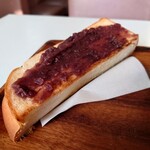 デン - ◯トースト
マーガリン、ジャム、小倉、玉子から選択出来る

コンガリと焼かれている厚切りトーストには
マーガリンは塗られずに
直接小倉餡がタップリ目に塗られている

味わいは普通に美味しい