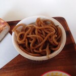デン - ◯焼きそば
カップにタップリ目に入っている

具材はもやしでソースの味わいが
何となく薄めに感じる

味付けが焼きそばソースではなくて
普通のウスターソースなのかな❔