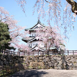 Kissa Kitano Kuruwa - 弘前城の天守閣と快晴で満開の桜です