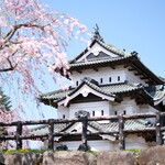 Kissa Kitano Kuruwa - 弘前城の天守閣と快晴で満開の桜です