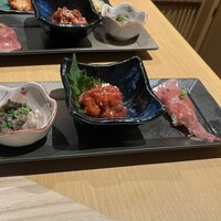 近江うし焼肉 にくTATSU 銀座店 - タン煮込み、ユッケ、肉寿司