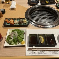 近江うし焼肉 にくTATSU 銀座店 - サラダ、キムチ、ナムル