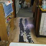 Daiichi Shiyokudou - 歩行で削れた床。