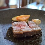 Takamiya Teien Saryou - (お肉)黒毛和牛ザブトン　玉葱林檎醤油・・焼き加減がよく見るからに美味しそう。^^