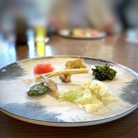 高宮庭園茶寮 - (前菜の盛り合わせ)・・筍のきんぴら、菜の花のナムル、キャベツ　オイルマリネ、こごみのお浸し 紅心大根の酢漬け、新牛蒡の天ぷら、茗荷の天ぷら、揚げ山芋