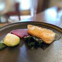 高宮庭園茶寮 - サーモンは厚みがあり脂がのって美味しい。 出汁バターはかなり薄味なので、もう少し濃くてもいいかしら。 付け合わせのお野菜が、ナイフで中々切れないほど硬くて。(@@;)