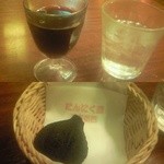 にんにく屋 五右衛門 - 上：グラスワイン。下：デザートのフィナンシェ。いずれもにんにくは入っていませんが、ワインにはニンニク入りのものもメニューにありました（！）