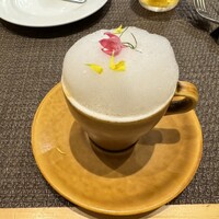 四ツ橋・新町 牡蠣と肉たらしビストロAKIRA - お通し 海老のスープ