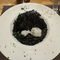 四ツ橋・新町 牡蠣と肉たらしビストロAKIRA - イカ墨とボッタルガのリゾット